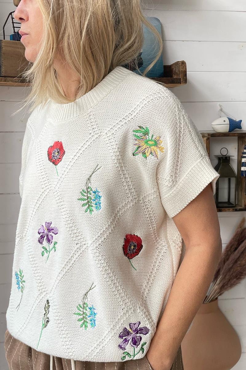 Jersey Flores Bordadas Manga Corta
