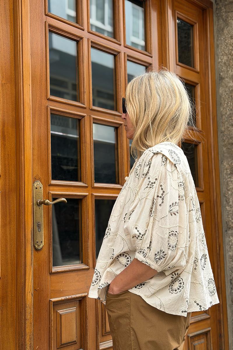 Blusa Natural Bordados Negro