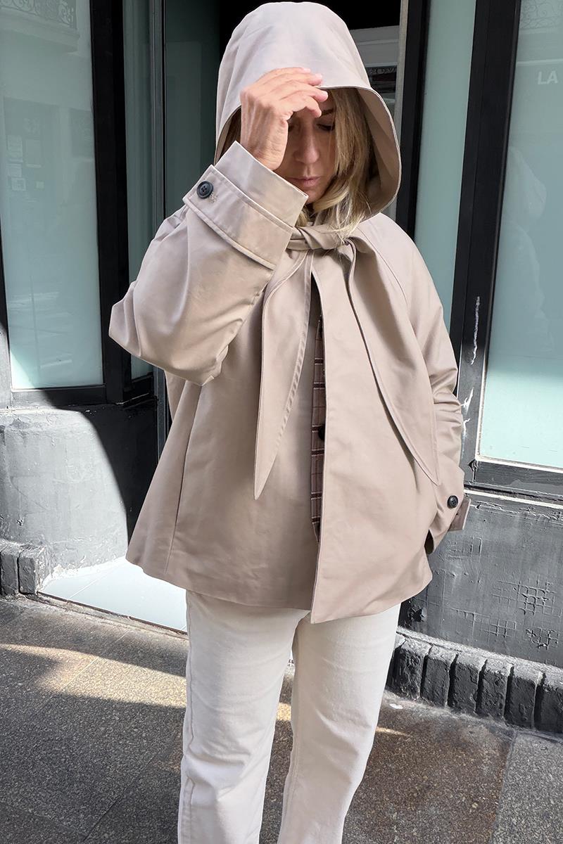 Gabardina Corta Capucha